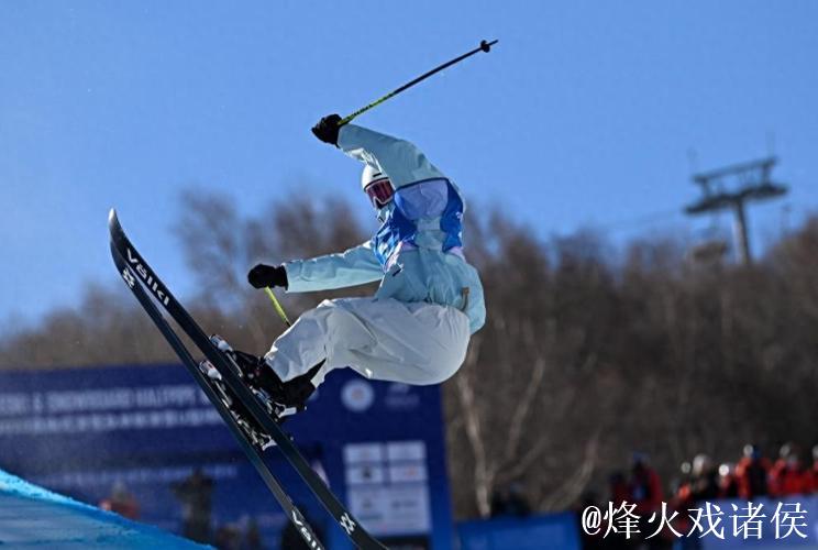 自由式滑雪女子U型场地技巧银牌由李方慧夺得